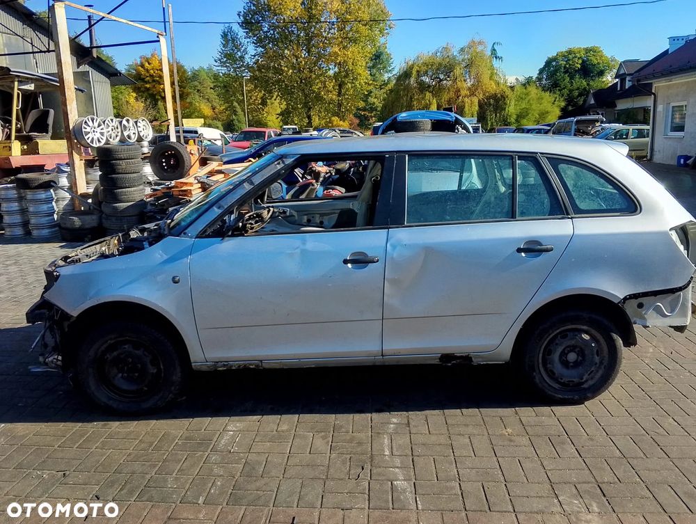 Skoda Fabia II (07-10.) 1.4 TDI 69KM. Silnik BNM Skrzynia JQM lakier LA7W - REFLEXSILVER.Cały na części. GWARANCJA !!!  Przód Tył Zestaw Komplet Drzwi Klapa Zderzak Błotnik Maska Grill Atrapa Szyba Pas Lampa Lusterko Boczki Fotel Kanapa Kokpit Deska Rozdzielcza Przełącznik Włącznik Sterownik Przewody Wiązka Instalacja Moduł Komputer Czujnik Listwa Pompa Alternator Wtryski Głowica Rozrusznik Kompresor Sprzęgło Dwumas Silnik Skrzynia ABS Klimatyzacji Paliwa Wspomagania Kolektor Turbina Przepustnica Zawór Chłodnica Koło Hak Belka Sanki Zawieszenie Mcpherson Półoś Amortyzator Wydech Tłumik Zacisk Most - 4