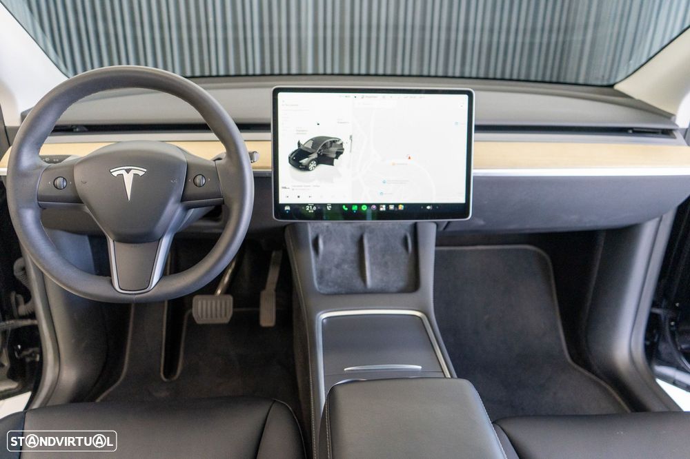 Tesla Model Y Standard RWD - 32