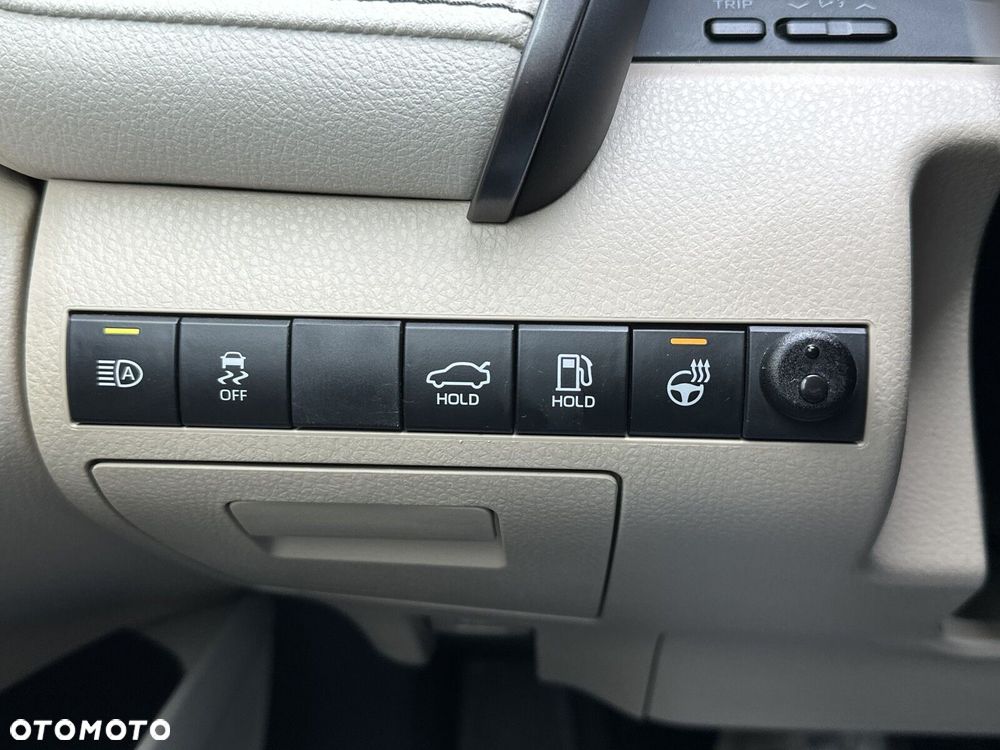 Toyota Camry 2.5 Hybrid Executive CVT - 18