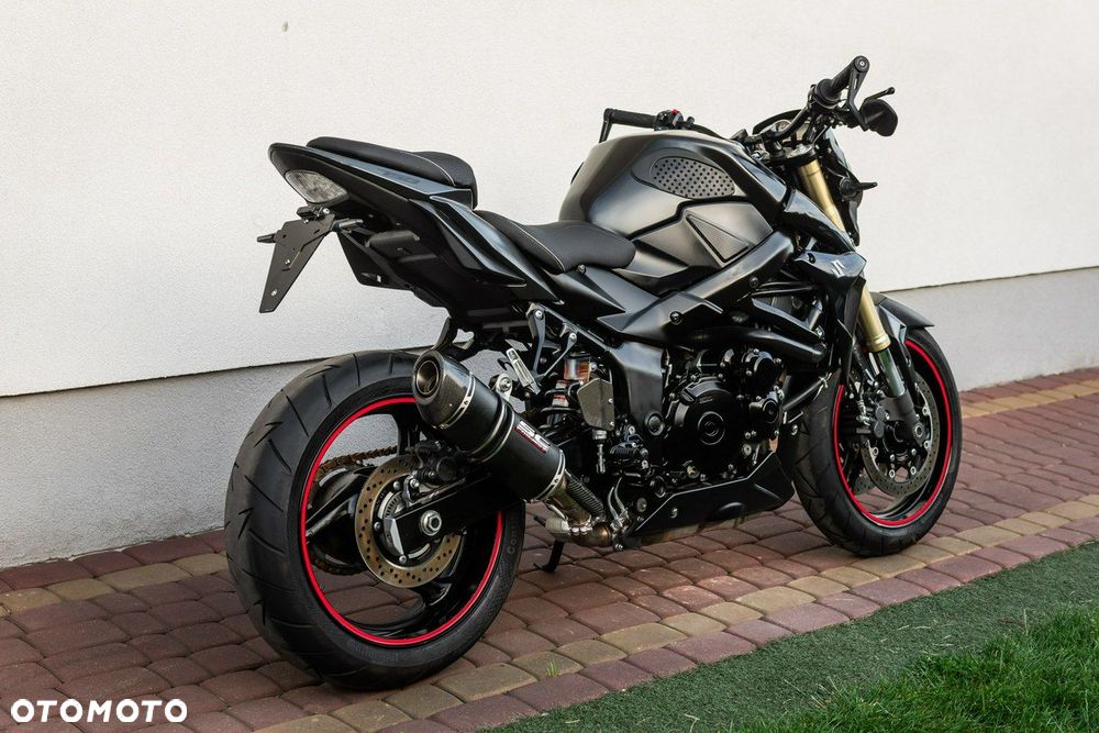 Suzuki GSR - 4