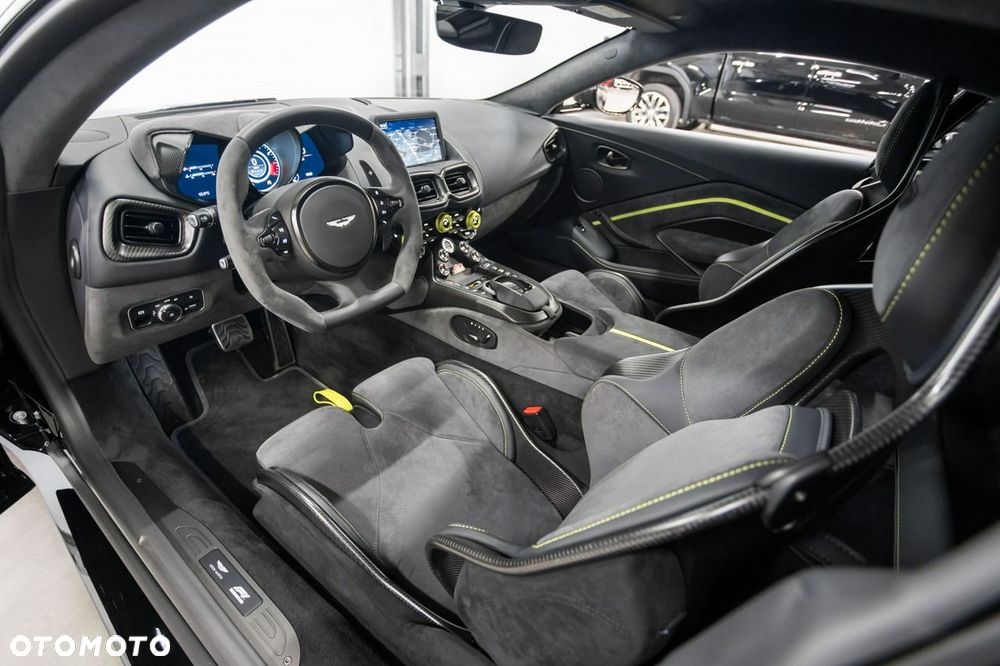 Aston Martin Vantage - 26