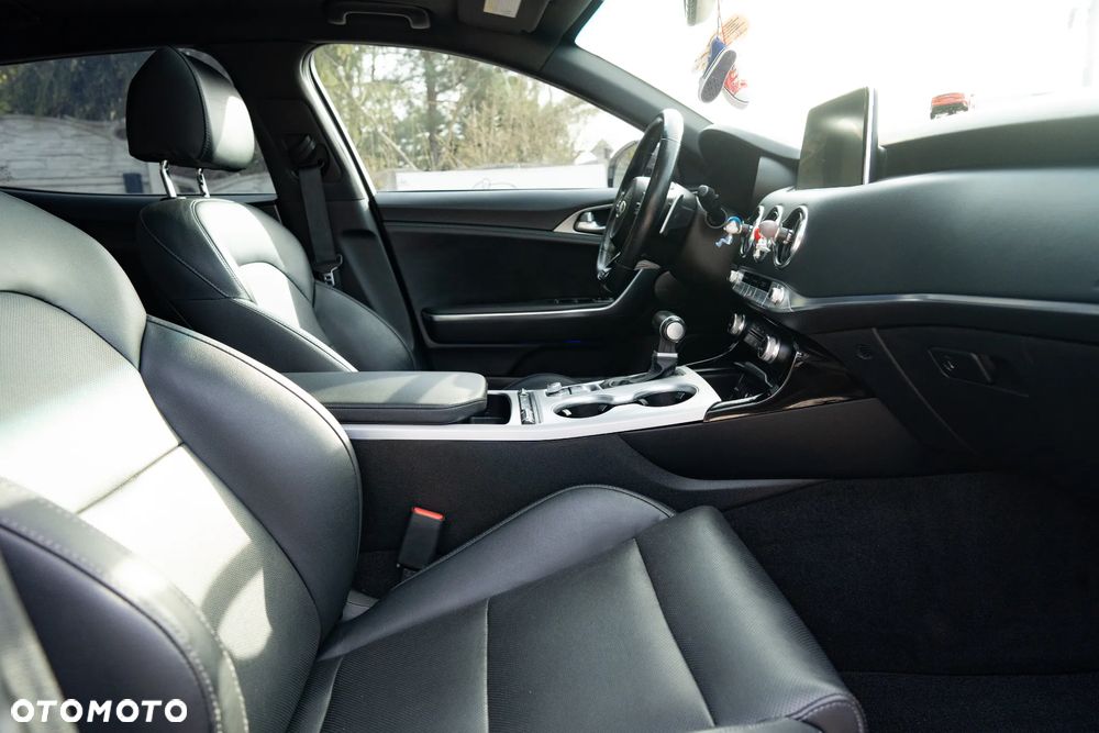Kia Stinger - 25