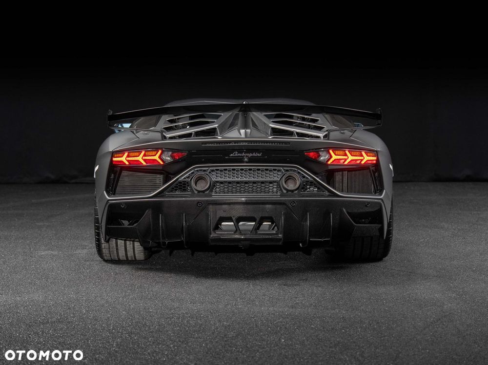 Lamborghini Aventador - 8