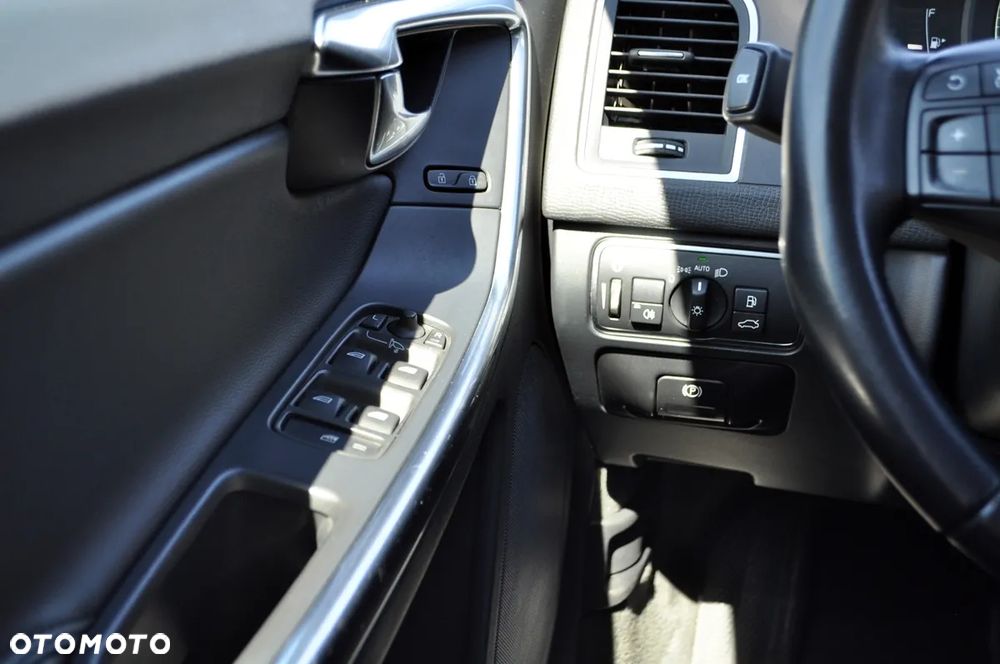 Volvo XC 60 D3 Drive-E Momentum - 33