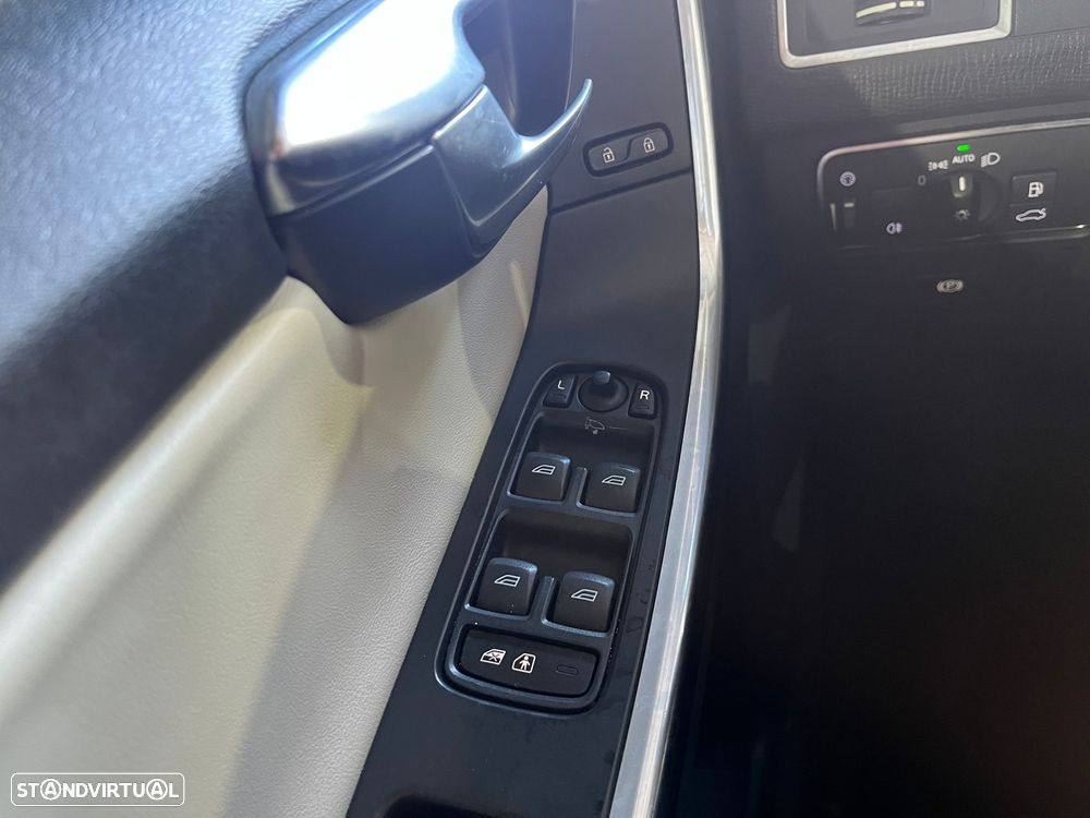 Volvo XC 60 2.0 D4 R-Design Geartronic - 26