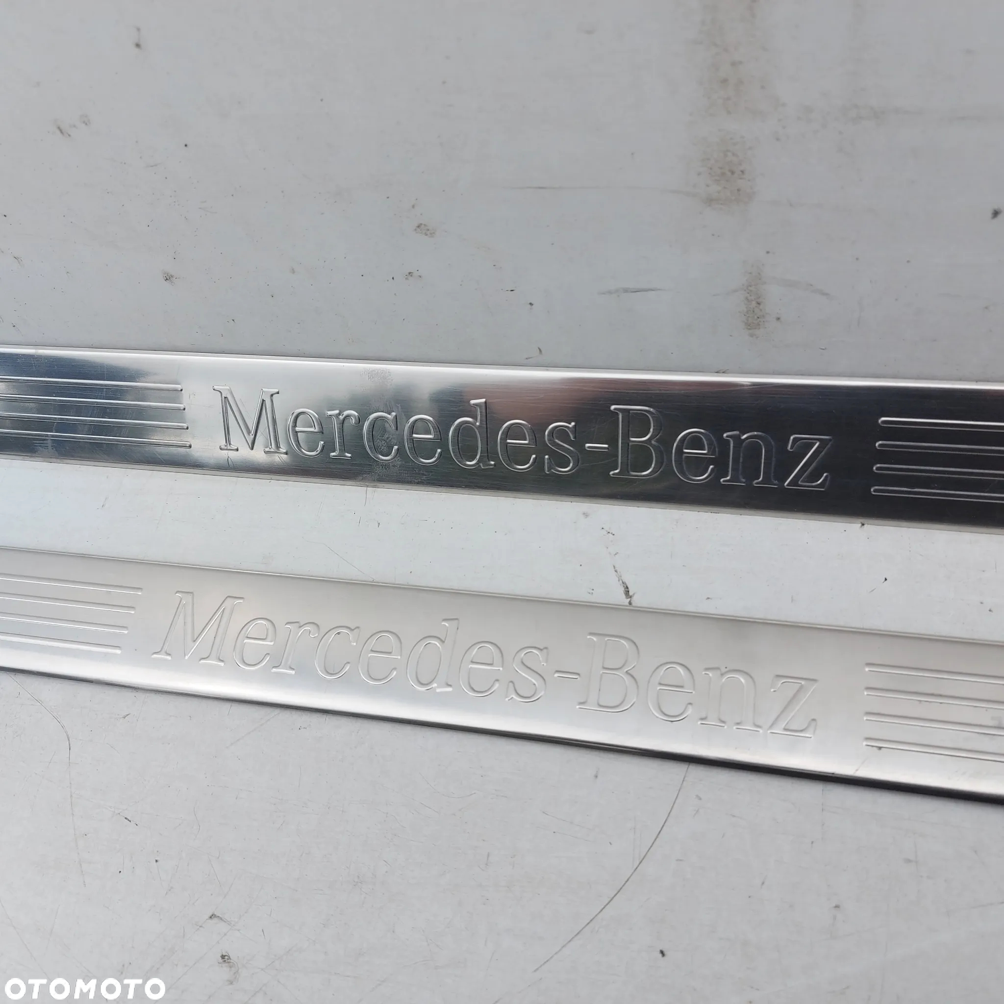 LISTWY NAKLADKI PROGU WEWNETRZNE CHROM KOMPLET MERCEDES C W204 COUPE ORYGINAL DEMONTAZ 2046801935 LISTWA PROGOWA PRAWA LEWA - 3