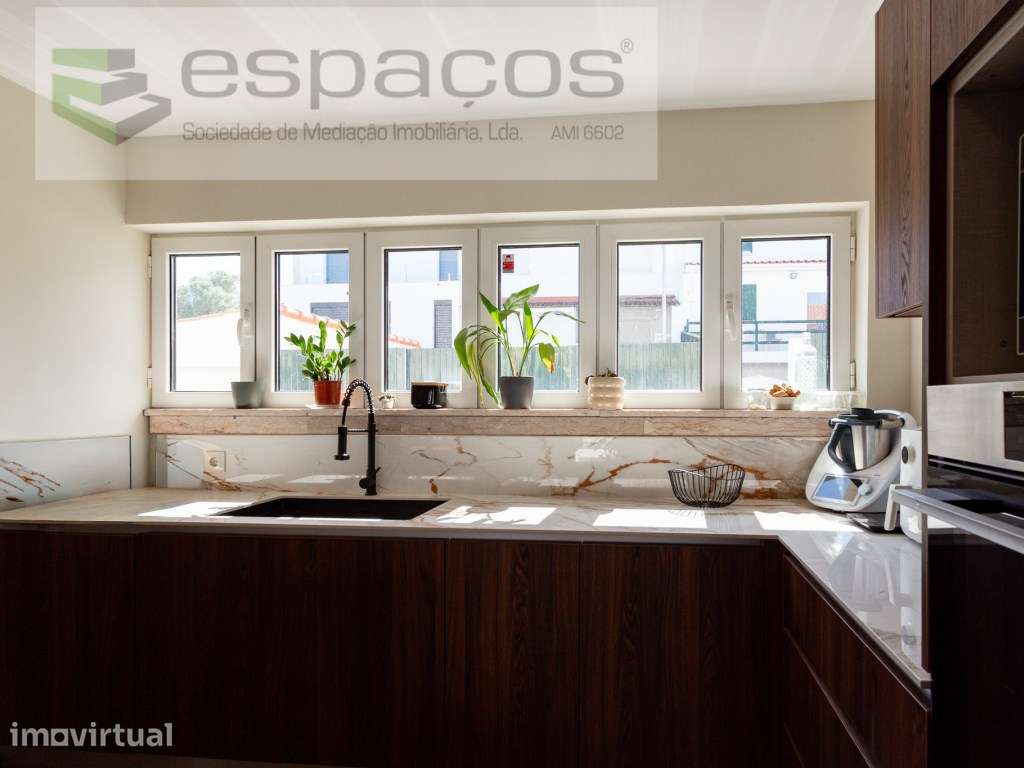 Moradia T2 remodelada, em banda situada no Bairro da Petrogal - Grande imagem: 4/28