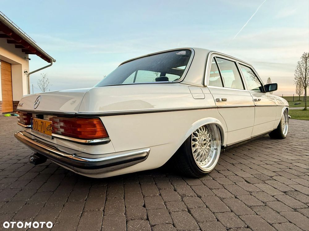 Mercedes-Benz W123 - 17