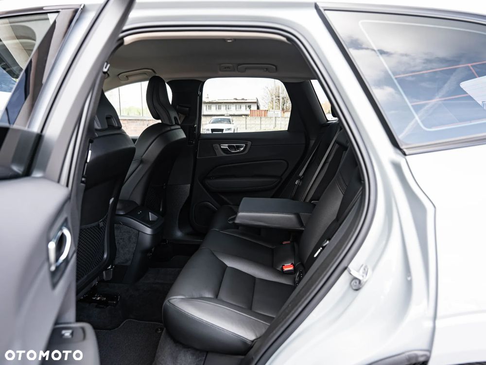 Volvo XC 60 B4 B Plus Dark - 28