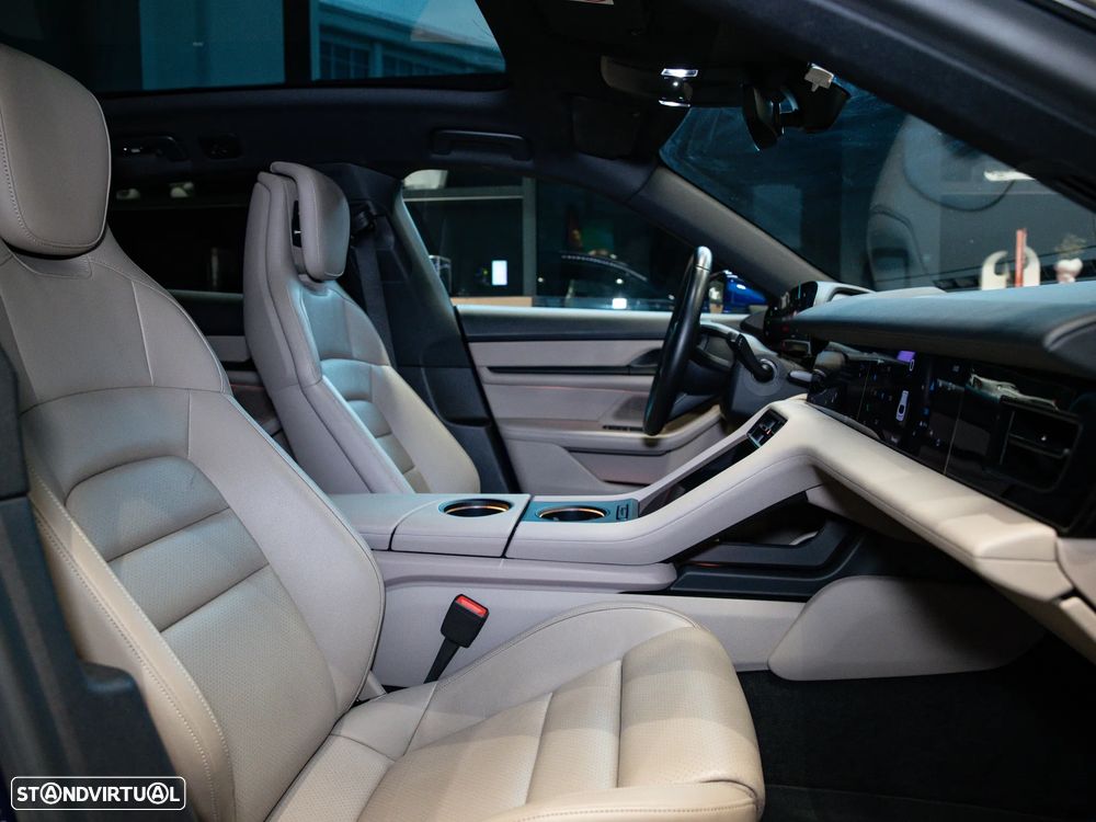 Porsche Taycan Cross Turismo 4 - 35