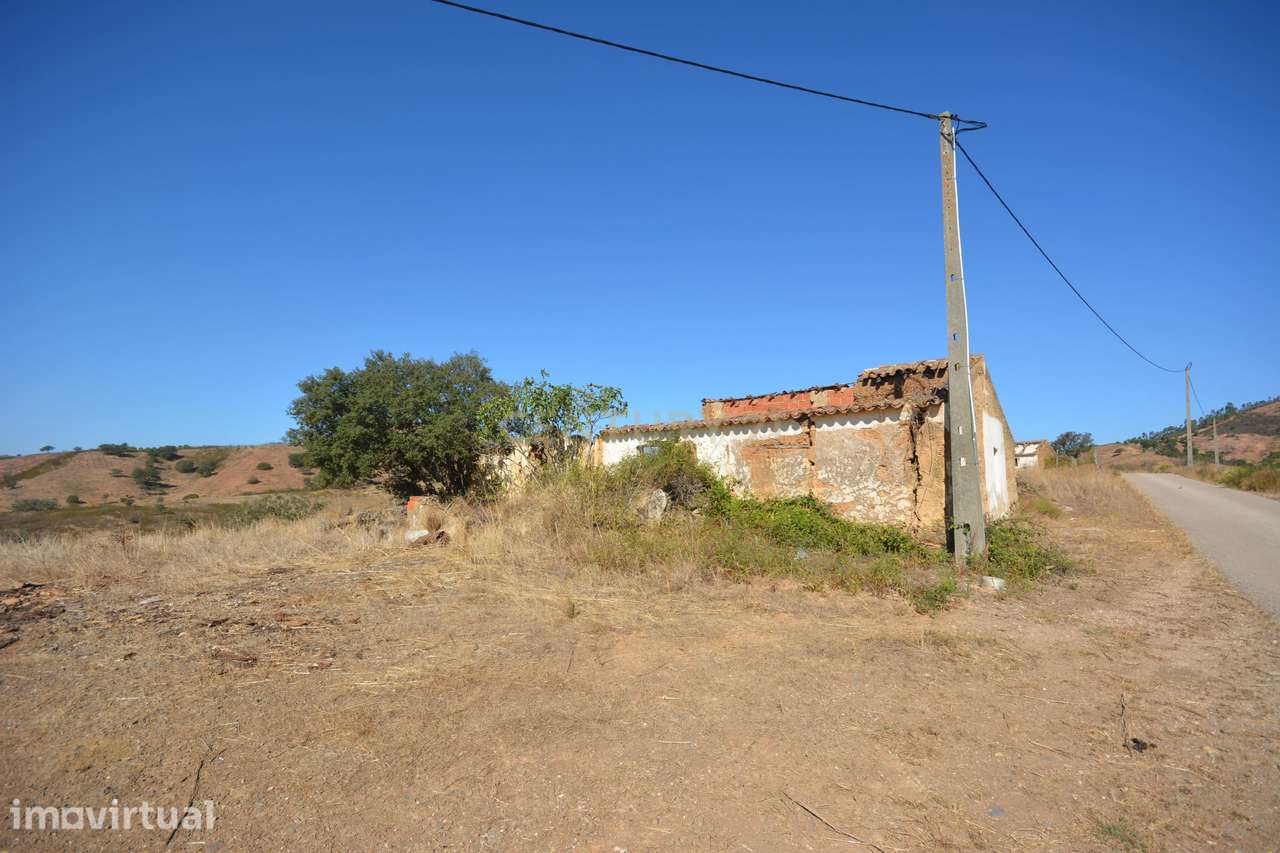 Propriedade com ruína em terreno com 49.360m2 - Grande imagem: 3/12