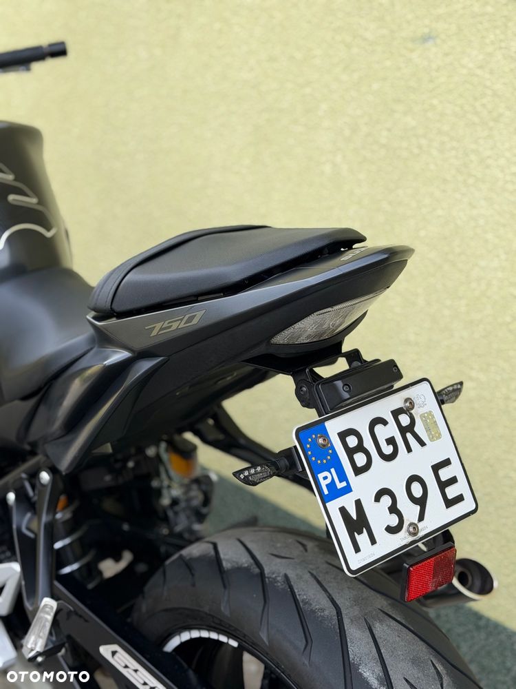 Suzuki GSR - 20