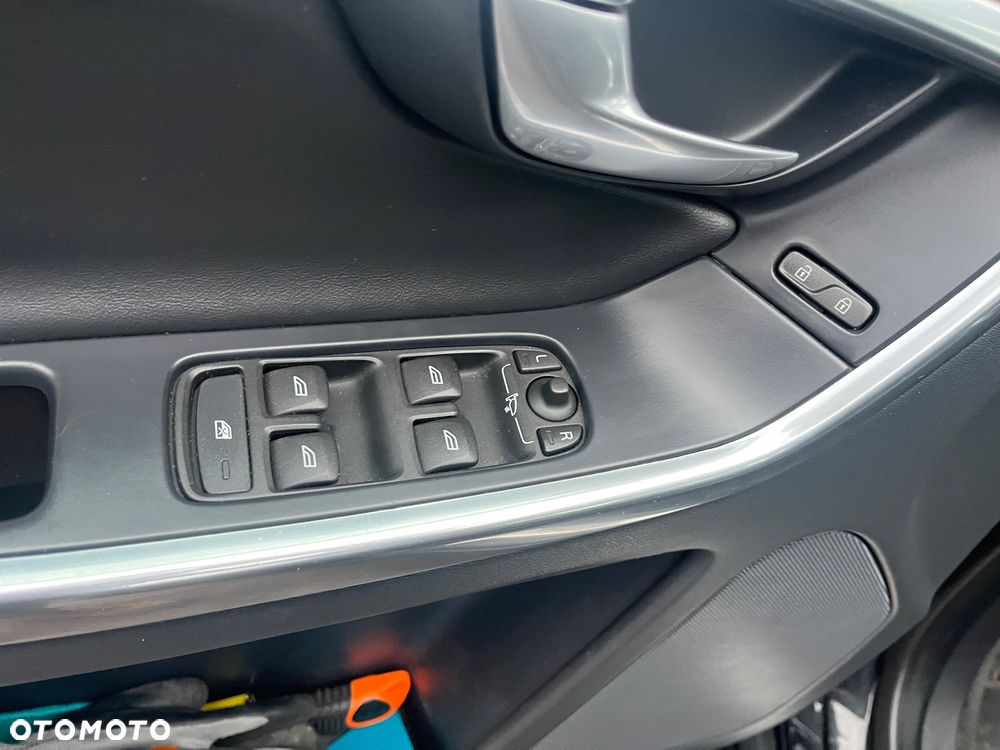 Volvo XC 60 D3 Drive-E R-Design Kinetic - 19