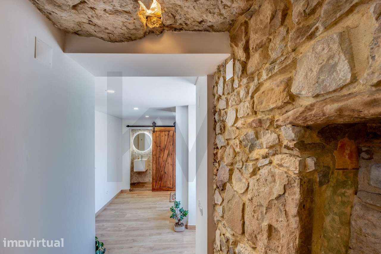 Moradia de aldeia reconstruída  — com pedra original, 2 suites e a 30m - Grande imagem: 2/35
