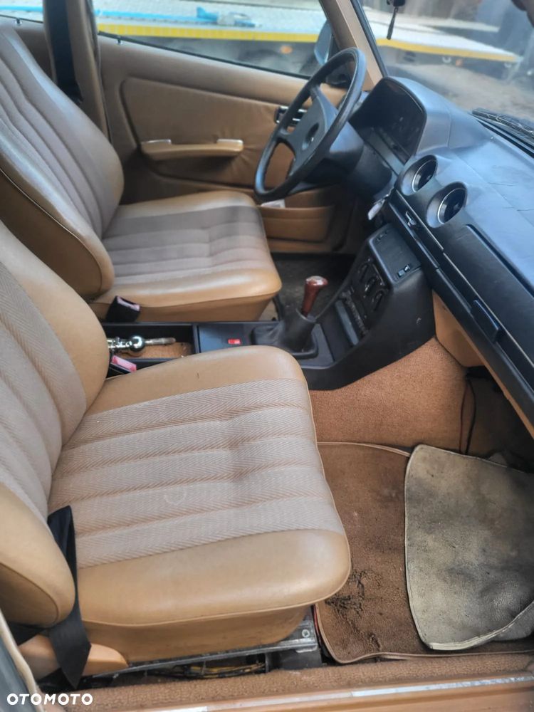 Mercedes-Benz W123 - 24