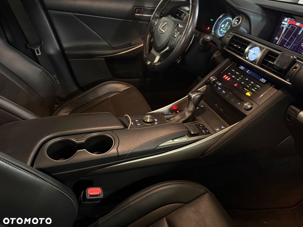 Lexus IS 300h F Sport - 28