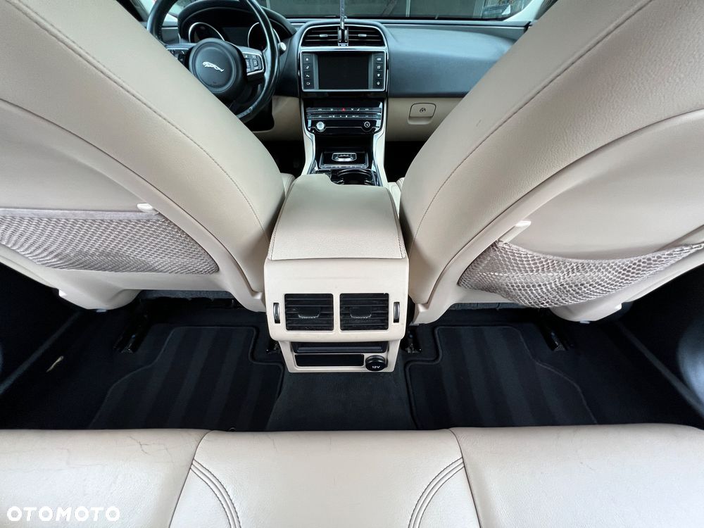 Jaguar XE 2.0 D Prestige - 33