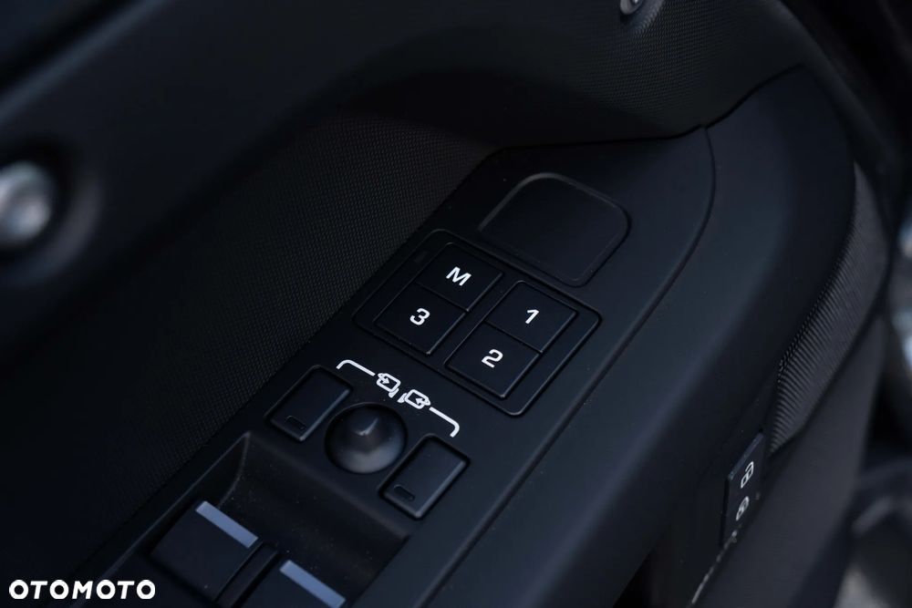 Land Rover Defender 90 D250 X-Dynamic SE - 17