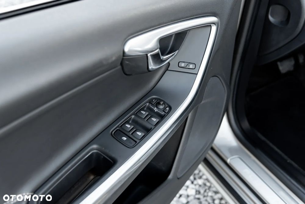 Volvo V60 D6 AWD Plug-in Hybrid Momentum - 16