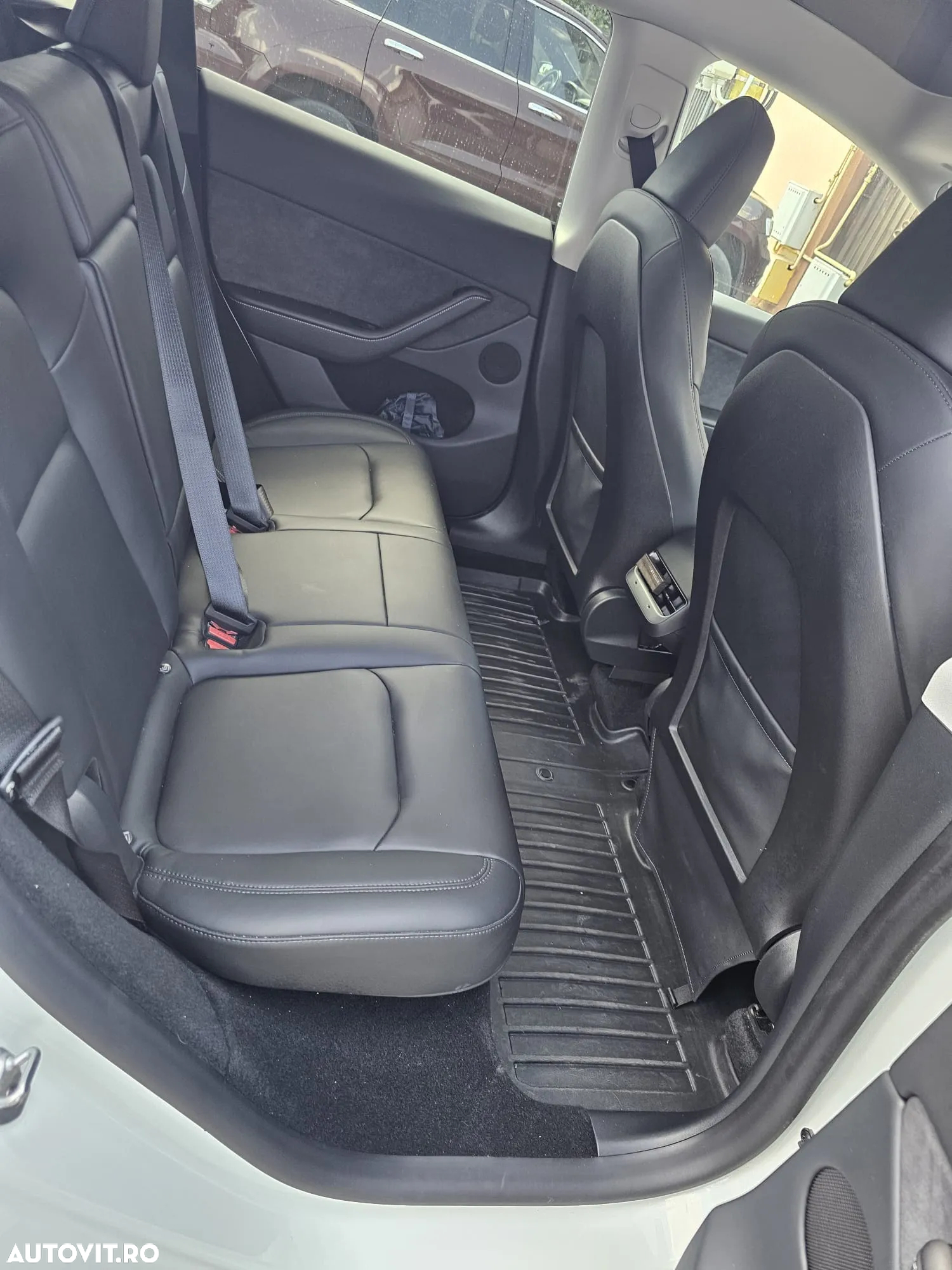 Tesla Model Y Long Range Dual Motor AWD - 4