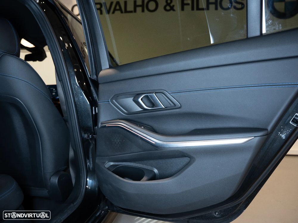 BMW 320 d Pack Desportivo M Auto - 16