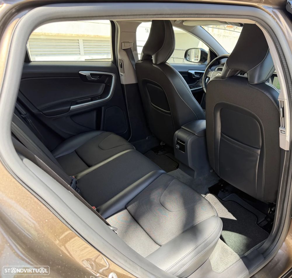 Volvo V60 2.0 D3 Momentum Geartronic - 18