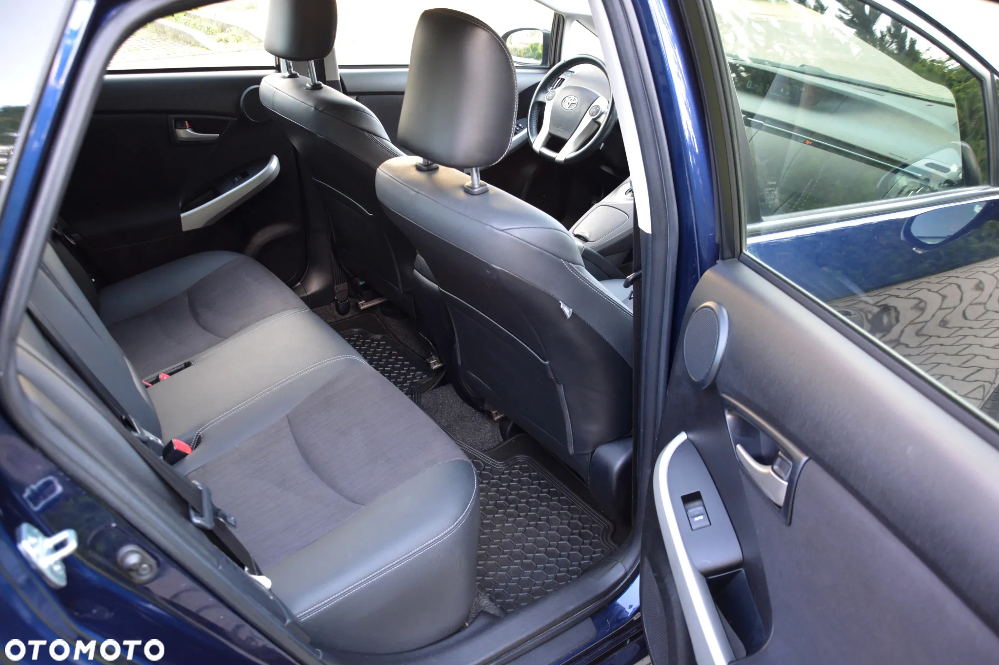 Toyota Prius (Hybrid) Executive - 17
