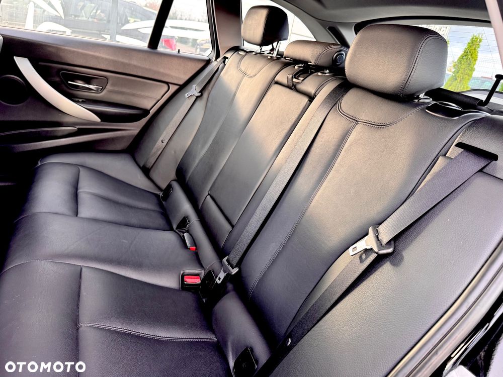 BMW Seria 3 320i Touring - 33