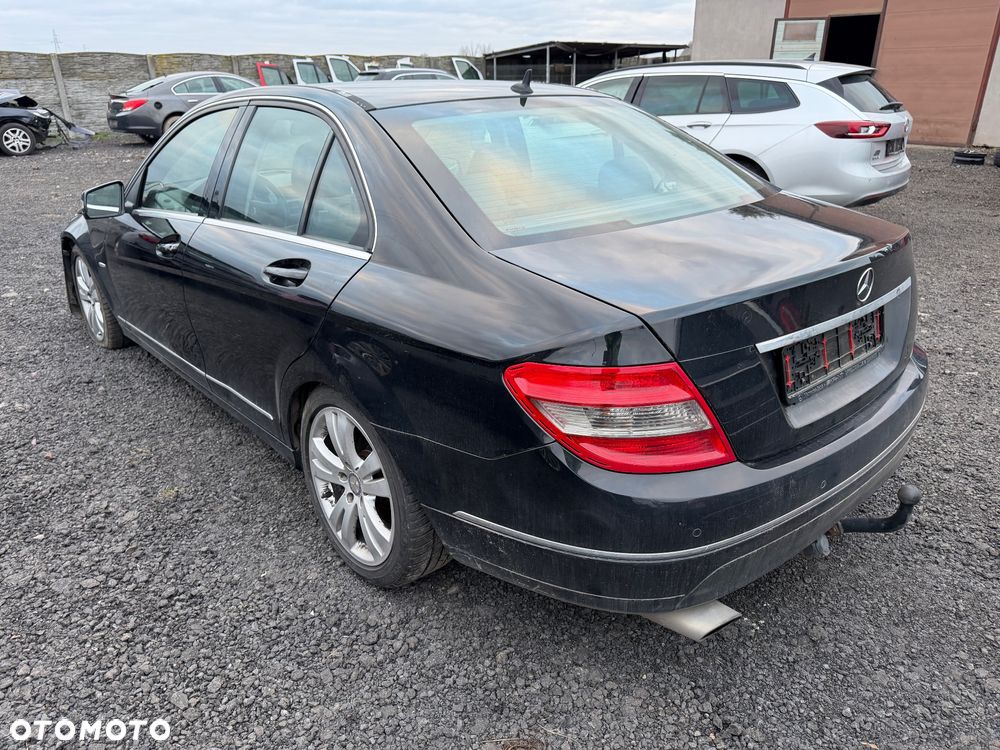 Mercedes-Benz Klasa C 180 CGI BlueEFFICIENCY Avantgarde - 7