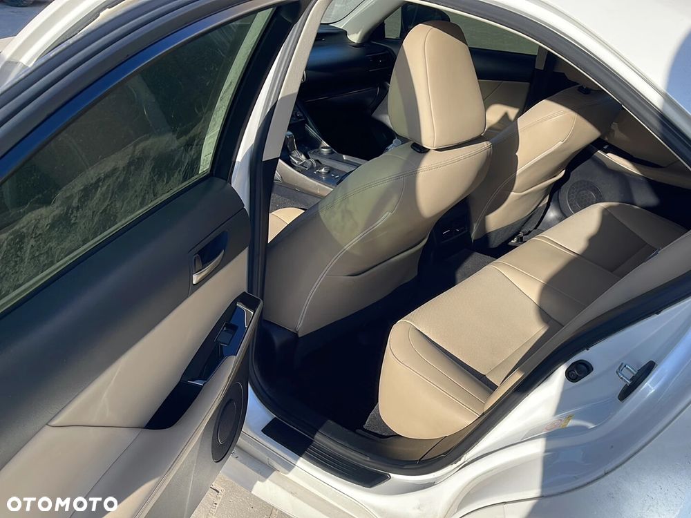 Lexus IS 200t / 300 Prestige - 16