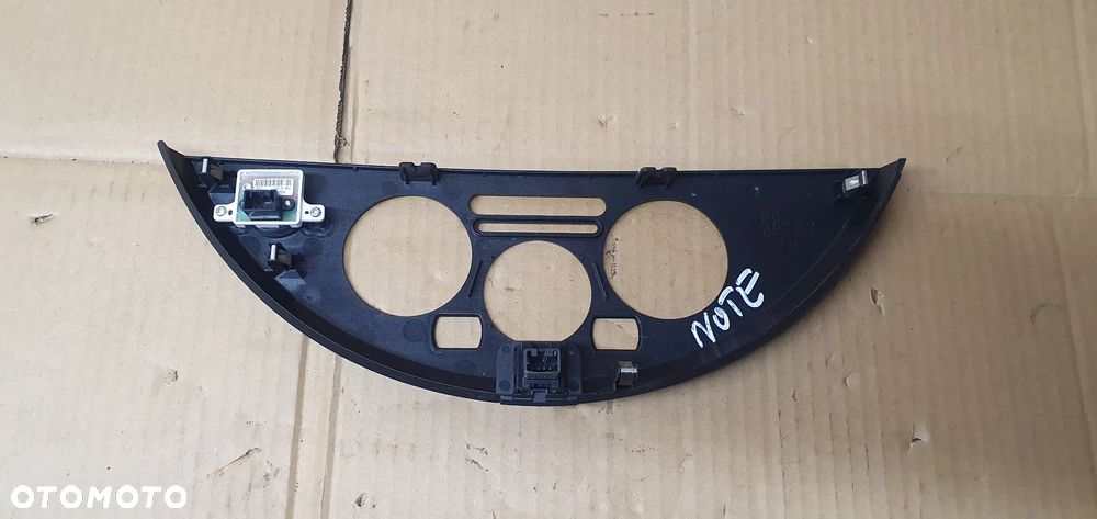 Ramka panelu nawiewu konsoli dekor przełącznik awaryjnych Nissan Note E11 - 5