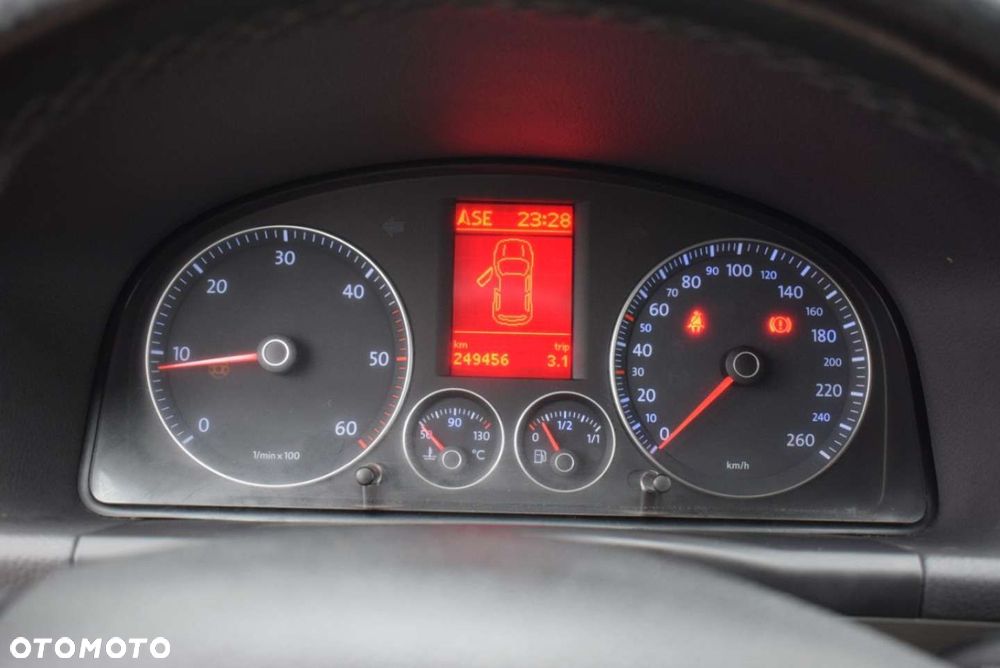 Volkswagen Touran - 27