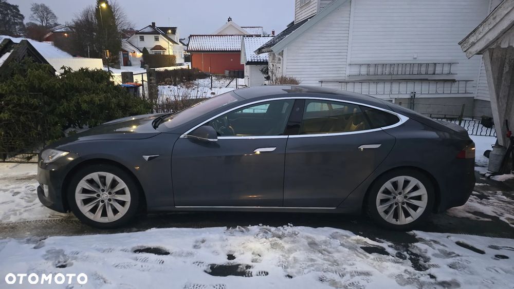 Tesla Model S - 2