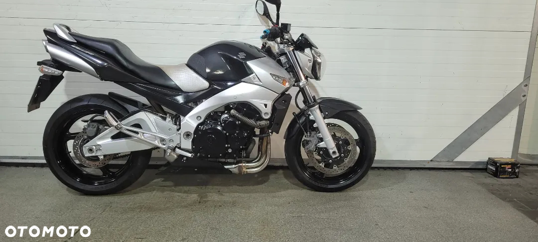 Suzuki GSR - 16