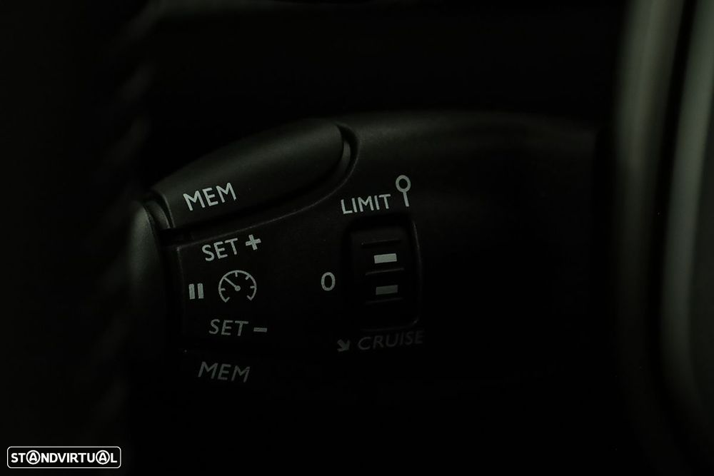 Peugeot 2008 1.2 PureTech Allure EAT8 - 19