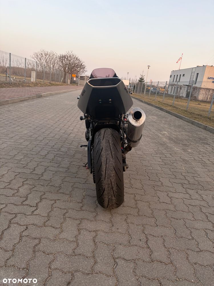 Yamaha R1 - 5