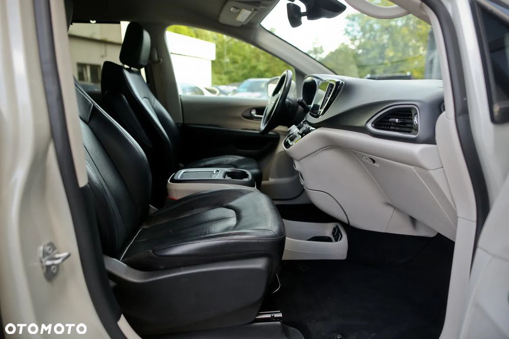 Chrysler Pacifica - 20