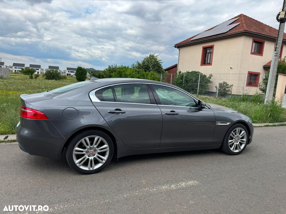 Jaguar XE 2.0 Prestige - 12