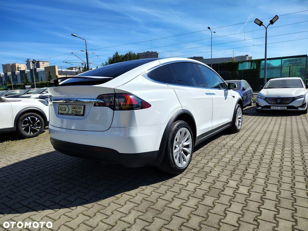 Tesla Model X - 5