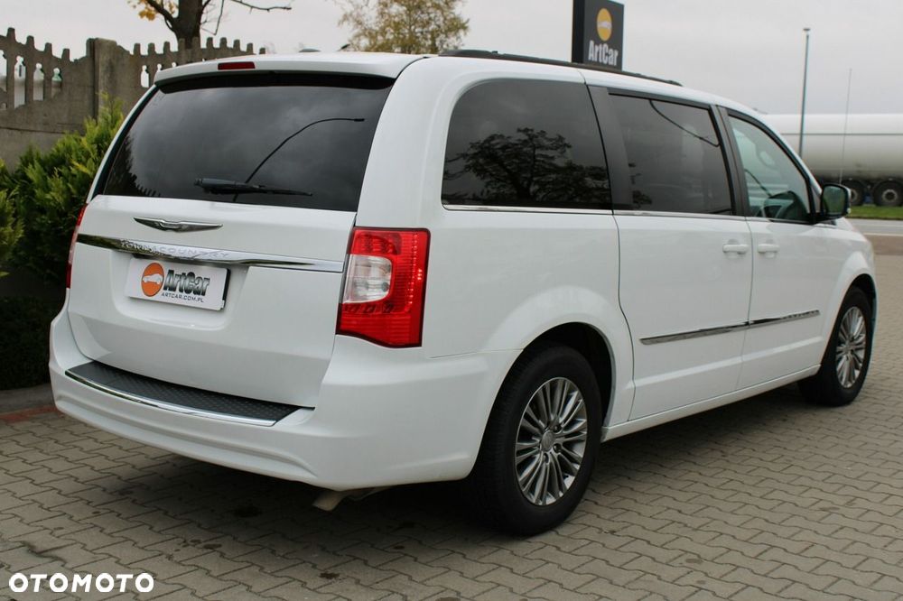 Chrysler Town & Country - 31