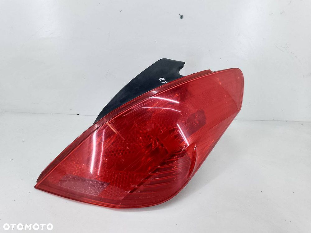LAMPA TYLNA PRAWA PEUGEOT 308 9680425680 HATCHBACK - 1
