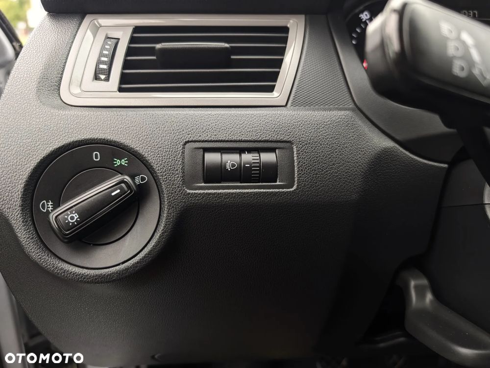 Skoda RAPID 1.2 TSI Ambition - 12
