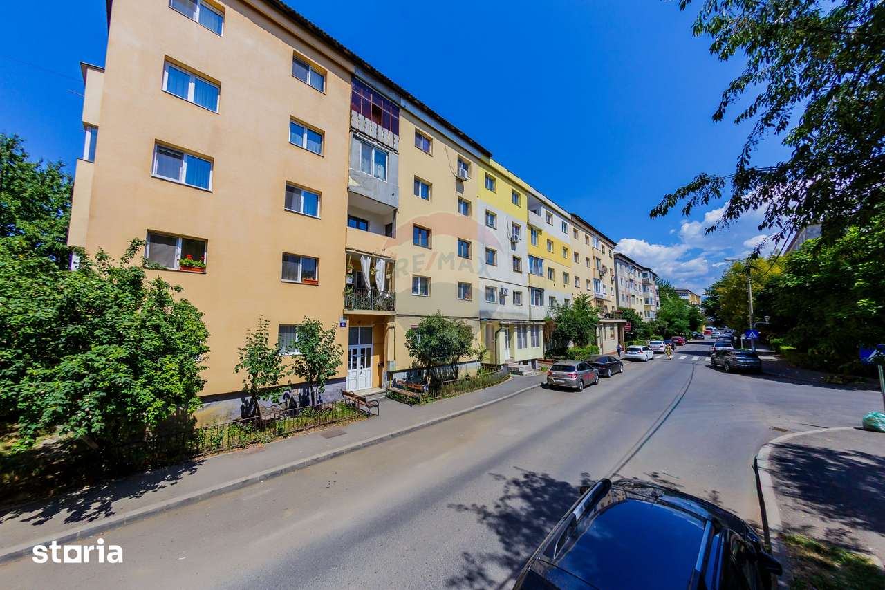 Apartament de vanzare 4 camere decomandat etaj 2 — fotografia 1