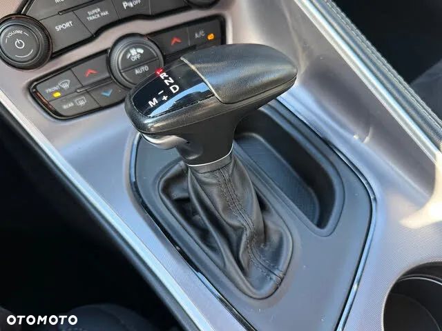 Dodge Challenger - 12