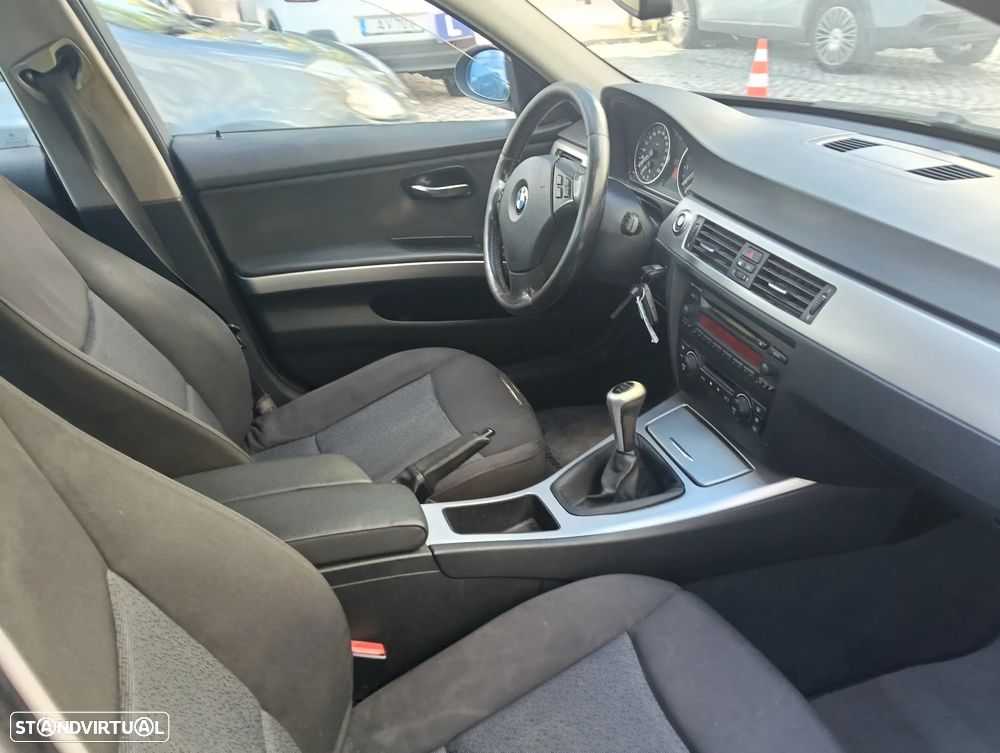 BMW 320 i Exclusive - 14