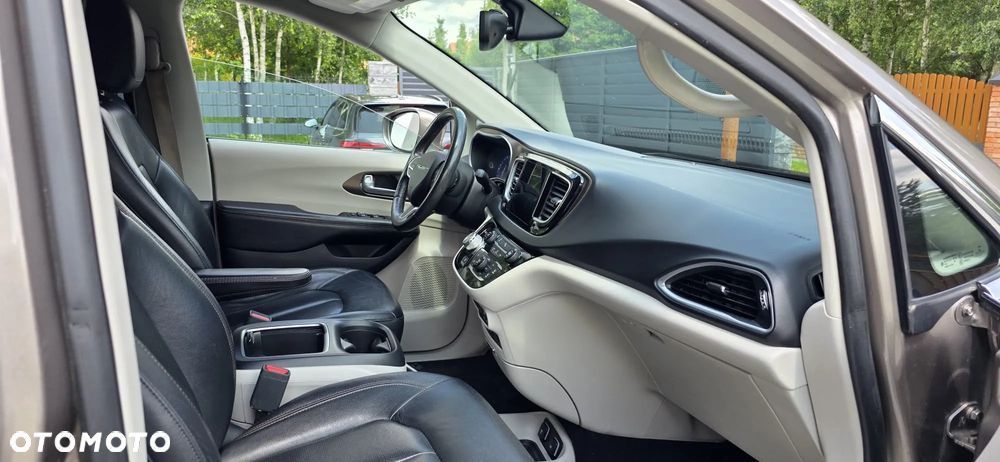 Chrysler Pacifica - 22