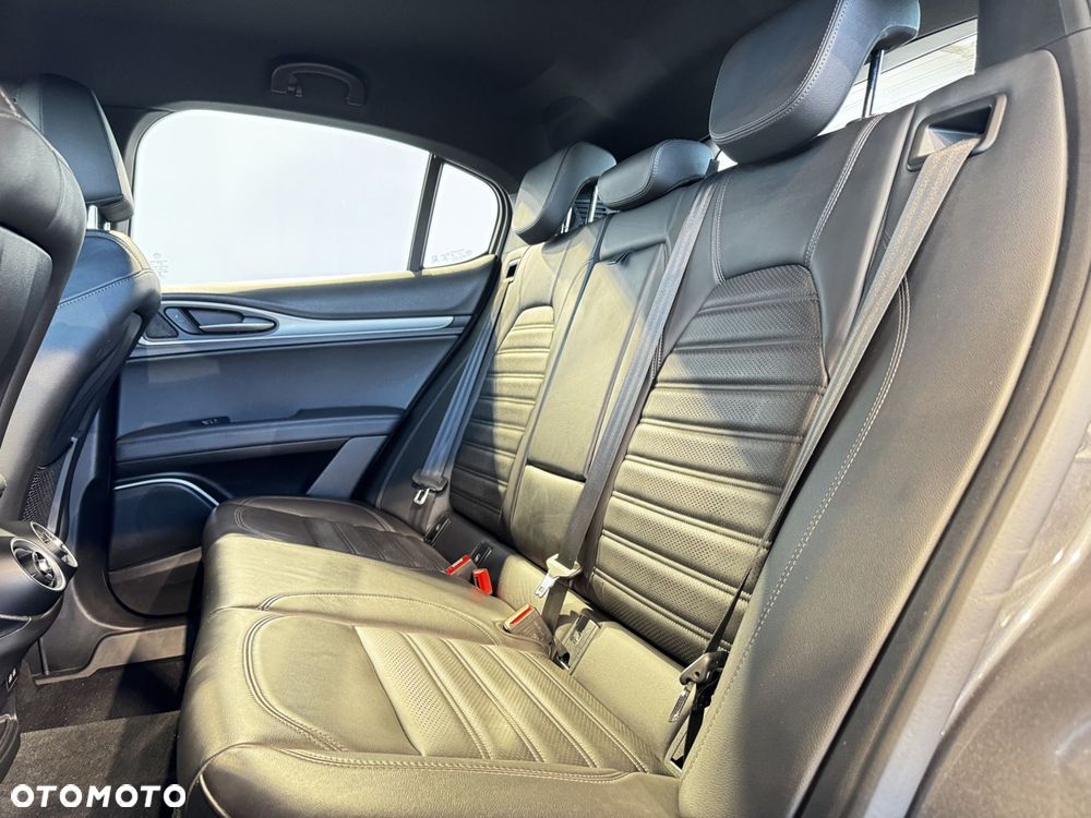 Alfa Romeo Stelvio - 16