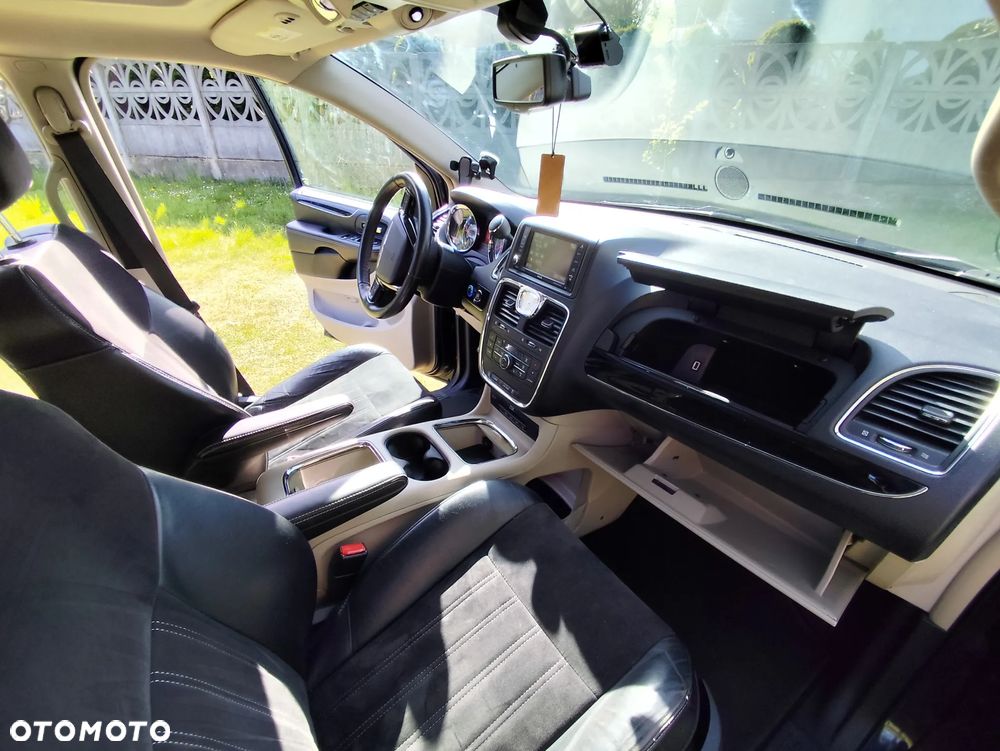 Chrysler Town & Country 3.6 Limited - 14