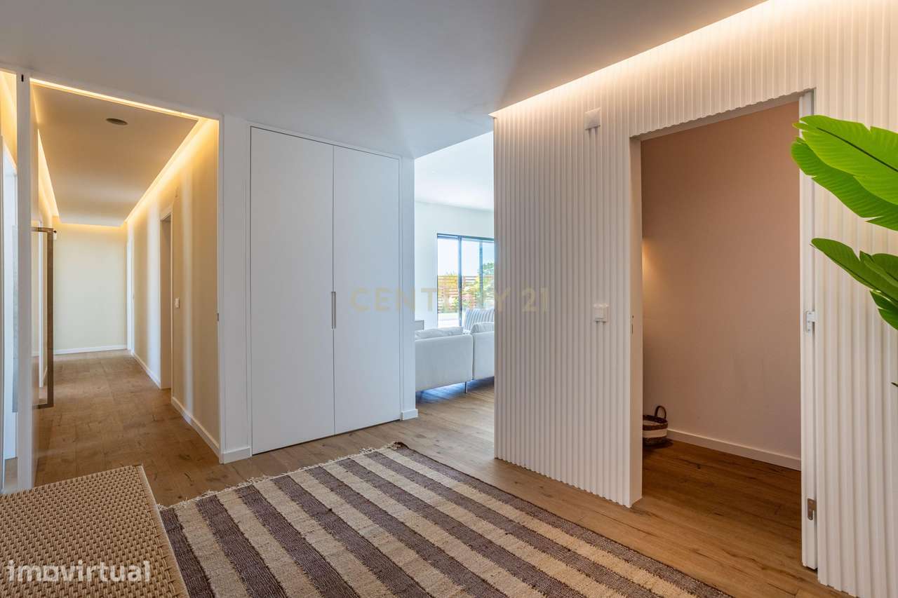 Luxuosa Moradia T4 com Piscina em Localização Privilegiada - Grande imagem: 3/29