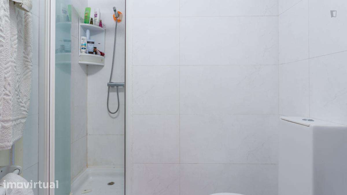 Quarto - localizado em Lordelo do Ouro Porto - Grande imagem: 3/19